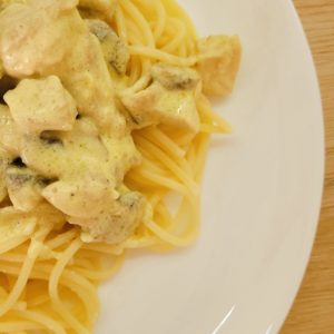 готовые спагетти с курицей и грибами в сливочном соусе
