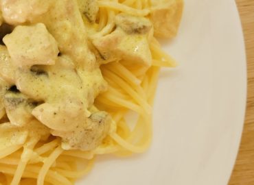 готовые спагетти с курицей и грибами в сливочном соусе